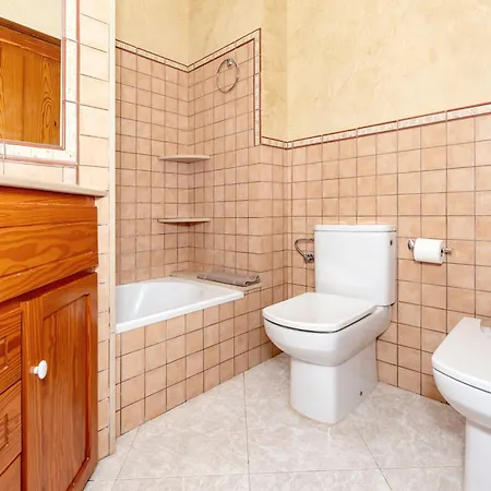 度假居 Vivienda Con Piscina En *
